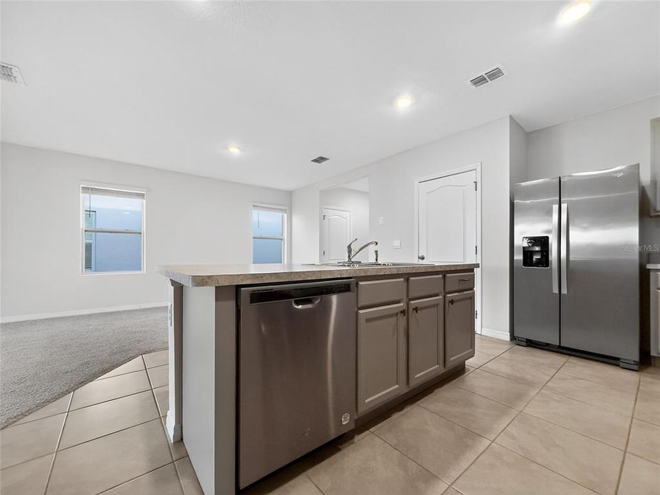 合同活跃: $378,500 (5 贝兹, 3 浴室, 2528 平方英尺)