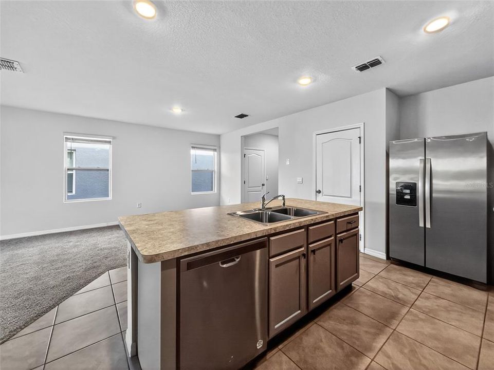 合同活跃: $378,500 (5 贝兹, 3 浴室, 2528 平方英尺)