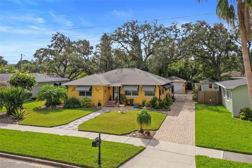 225 Garden Circle S Dunedin, FL 34698 2 Bedroom 2 Bathroom with a bonus room and a detached garage and a BRAND NEW ROOF