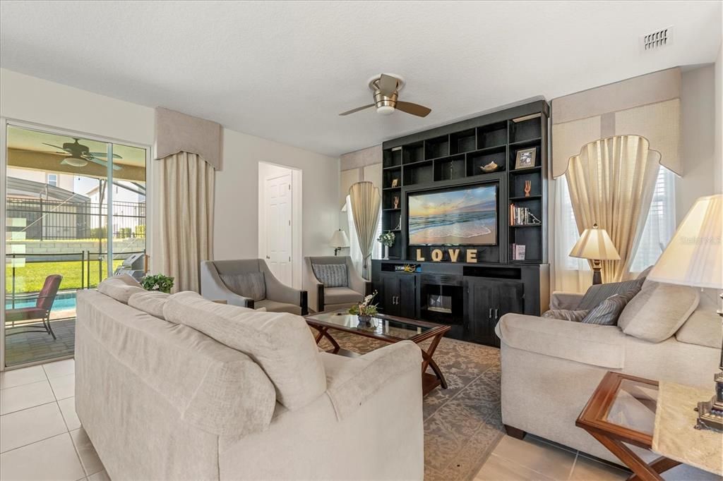 En Venta: $525,000 (4 camas, 3 baños, 2580 Pies cuadrados)