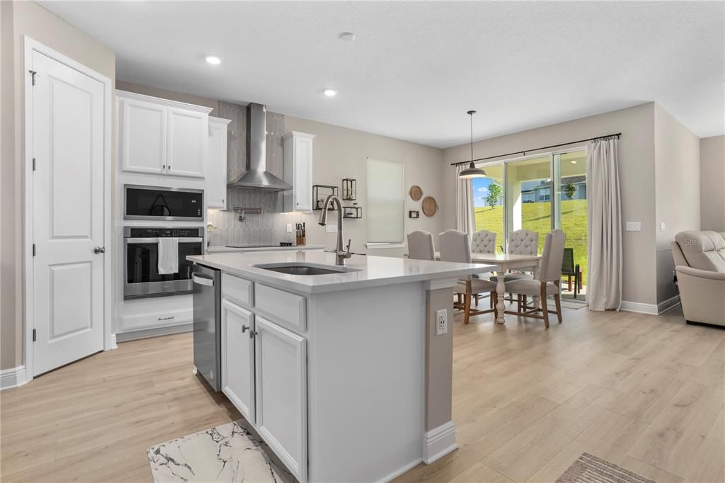 For Sale: $547,000 (3 beds, 3 baths, 2477 Square Feet)