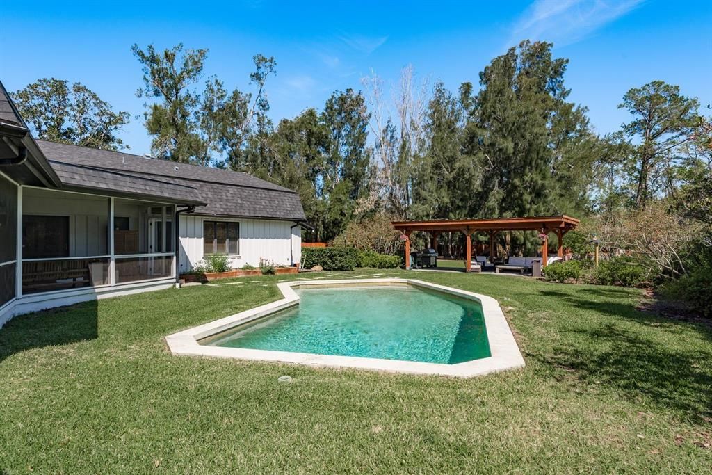 Active With Contract: $1,895,000 (5 beds, 5 baths, 5885 Square Feet)