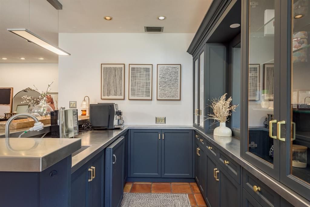 Active With Contract: $1,895,000 (5 beds, 5 baths, 5885 Square Feet)