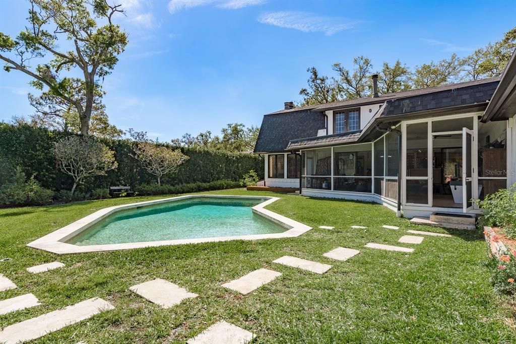 Active With Contract: $1,895,000 (5 beds, 5 baths, 5885 Square Feet)
