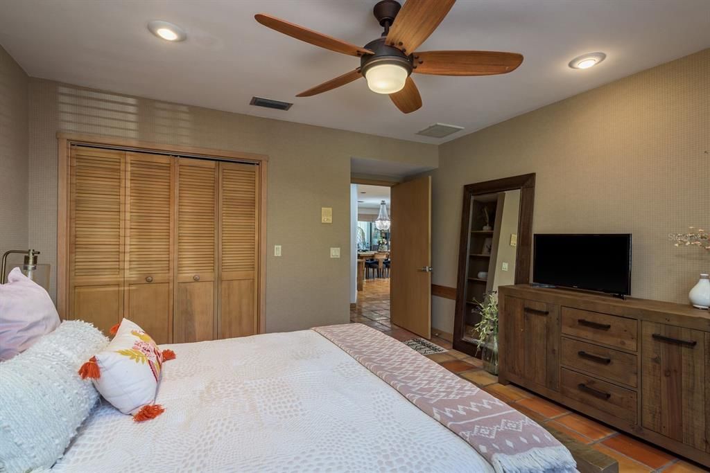 Active With Contract: $1,895,000 (5 beds, 5 baths, 5885 Square Feet)