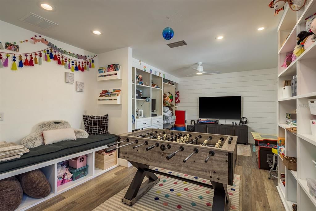 Active With Contract: $1,895,000 (5 beds, 5 baths, 5885 Square Feet)