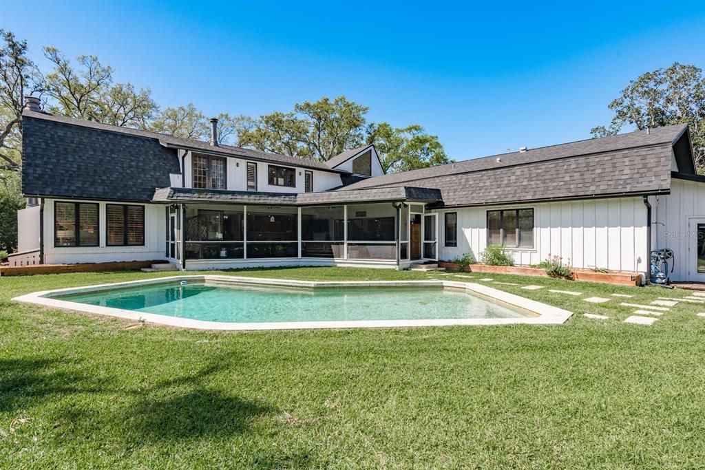 Active With Contract: $1,895,000 (5 beds, 5 baths, 5885 Square Feet)