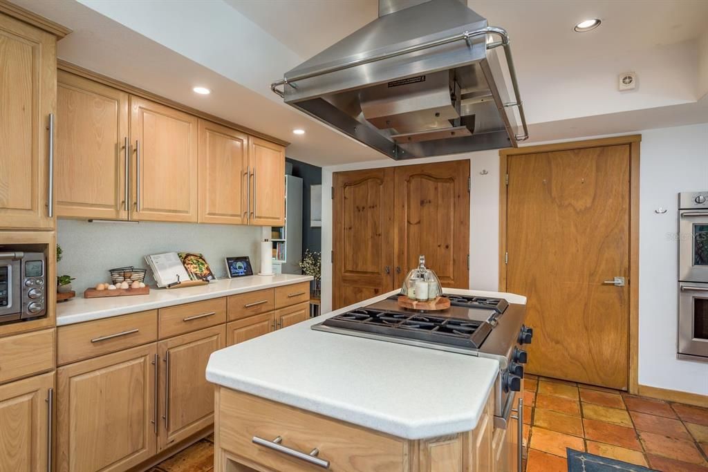 Active With Contract: $1,895,000 (5 beds, 5 baths, 5885 Square Feet)