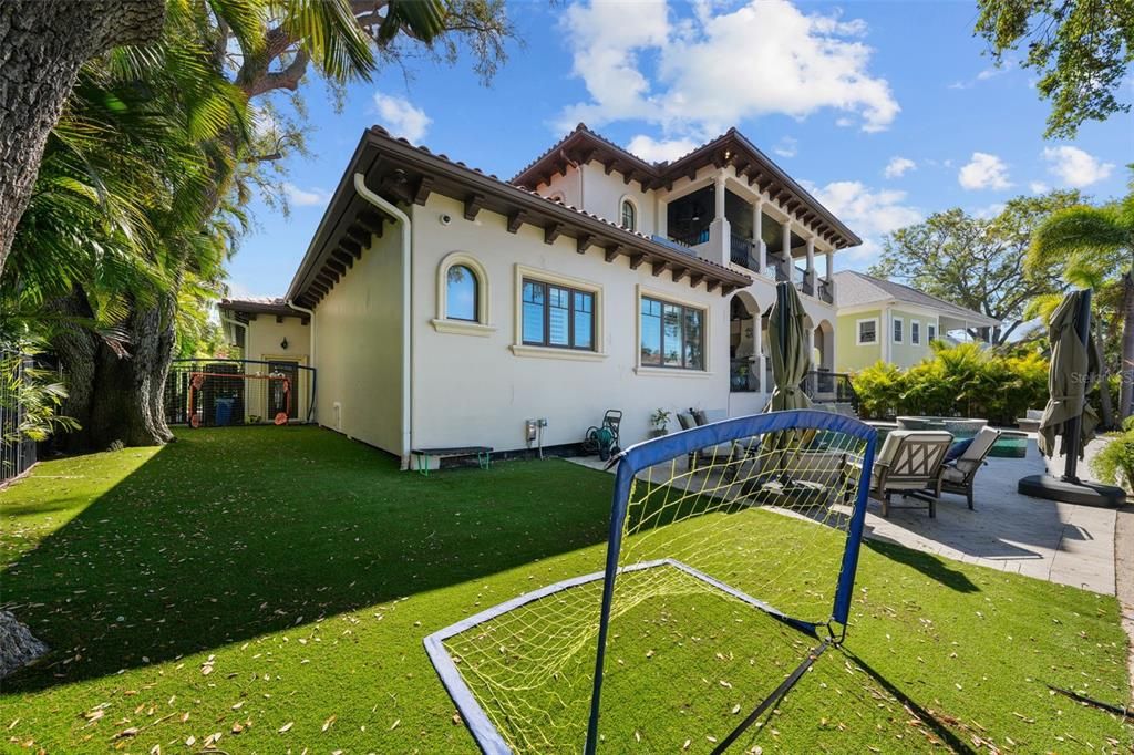 Active With Contract: $5,850,000 (4 beds, 5 baths, 6265 Square Feet)