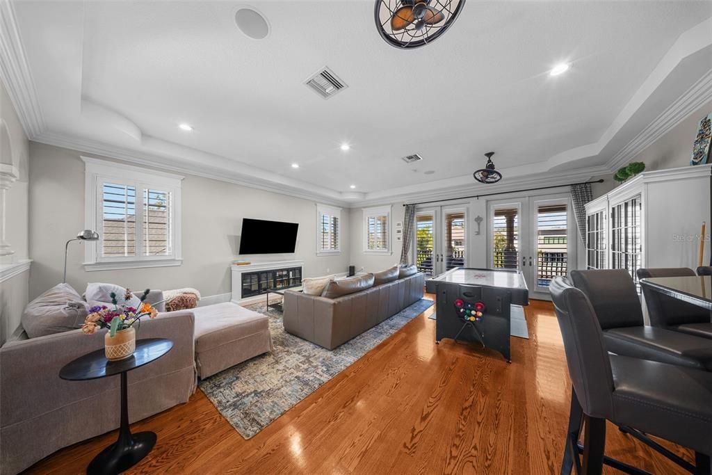 Active With Contract: $5,850,000 (4 beds, 5 baths, 6265 Square Feet)