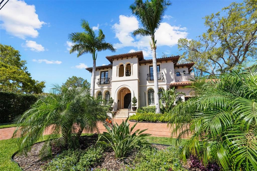 Active With Contract: $5,850,000 (4 beds, 5 baths, 6265 Square Feet)