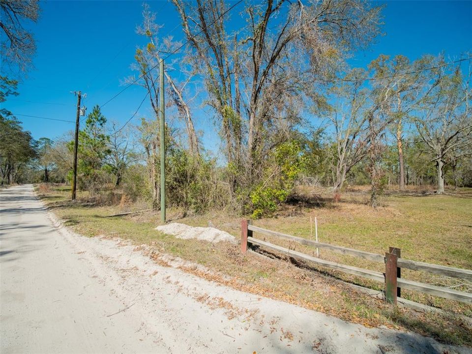 На продажу: $399,000 (39.60 acres)