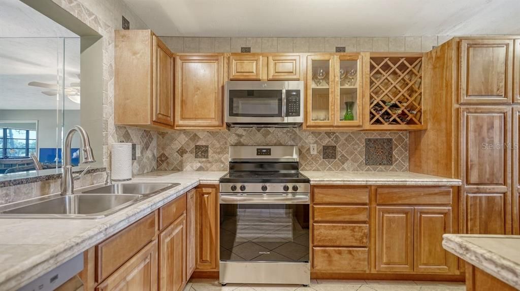 Active With Contract: $284,900 (3 beds, 2 baths, 1529 Square Feet)