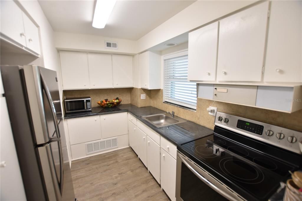 На продажу: $185,999 (1 спален, 1 ванн, 831 Квадратных фут)