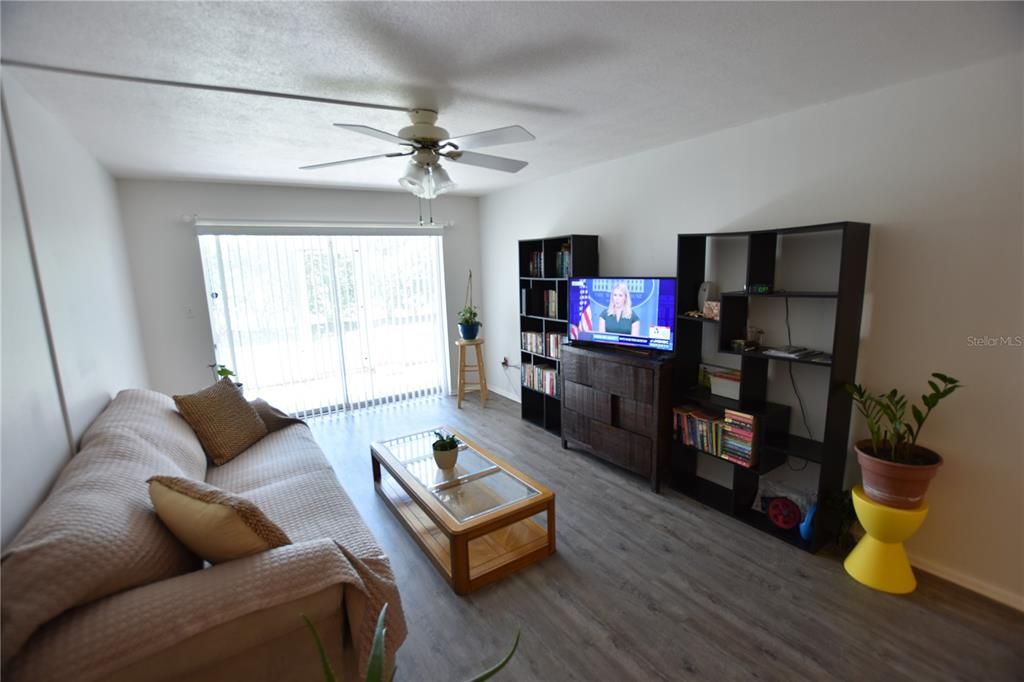 На продажу: $185,999 (1 спален, 1 ванн, 831 Квадратных фут)