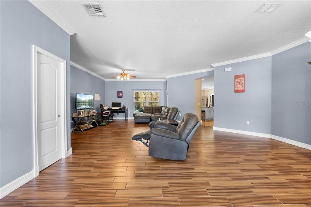 For Sale: $469,000 (3 beds, 2 baths, 2372 Square Feet)