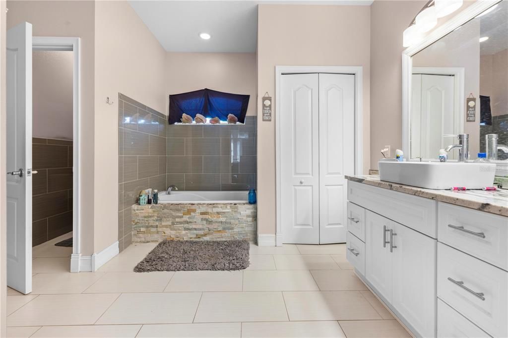 For Sale: $469,000 (3 beds, 2 baths, 2372 Square Feet)
