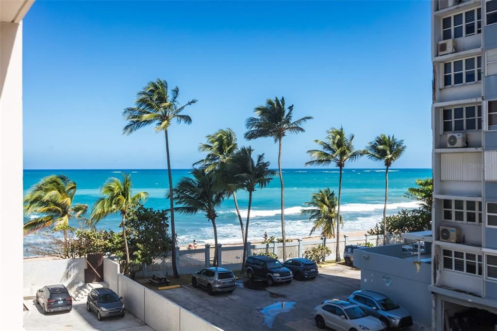 Под контрактом: $1,195,000 (4 спален, 3 ванн, 1995 Квадратных фут)