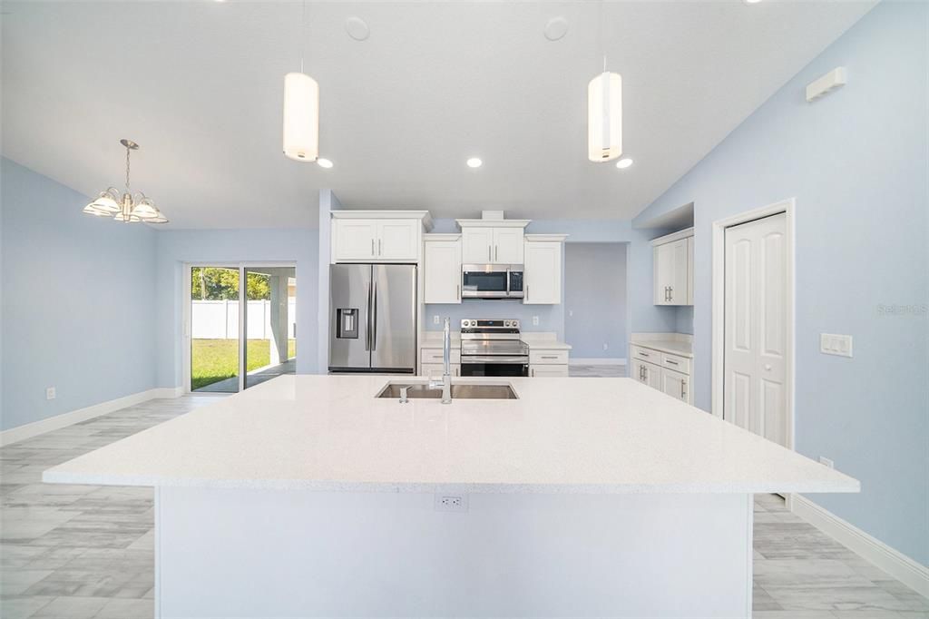 На продажу: $549,000 (4 спален, 3 ванн, 2215 Квадратных фут)