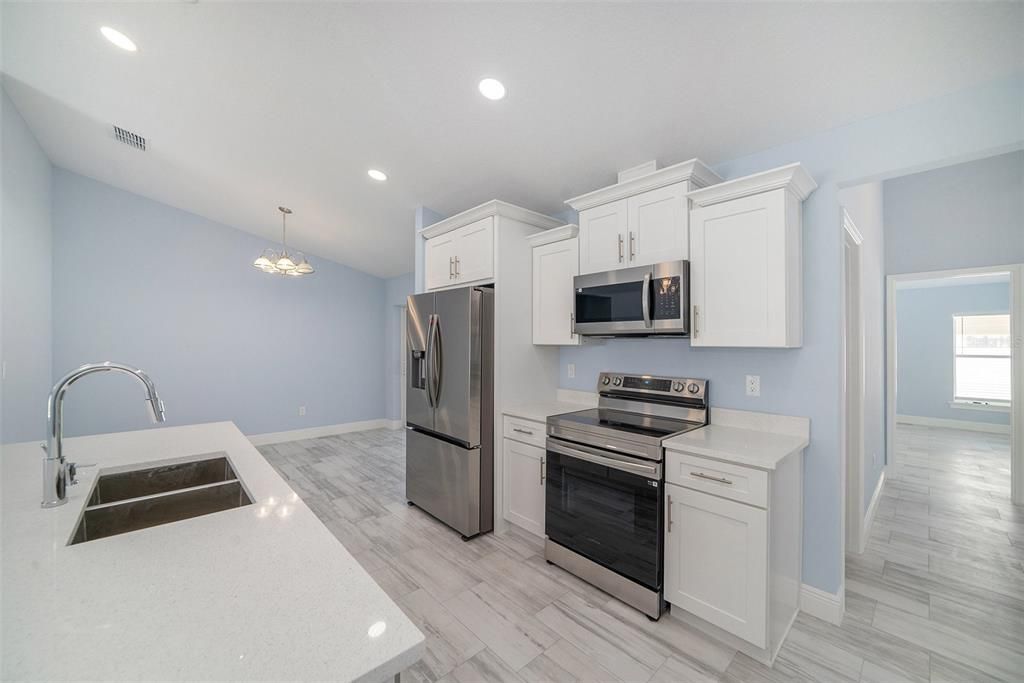 На продажу: $549,000 (4 спален, 3 ванн, 2215 Квадратных фут)