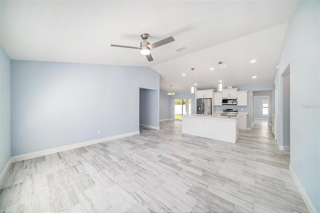 На продажу: $549,000 (4 спален, 3 ванн, 2215 Квадратных фут)