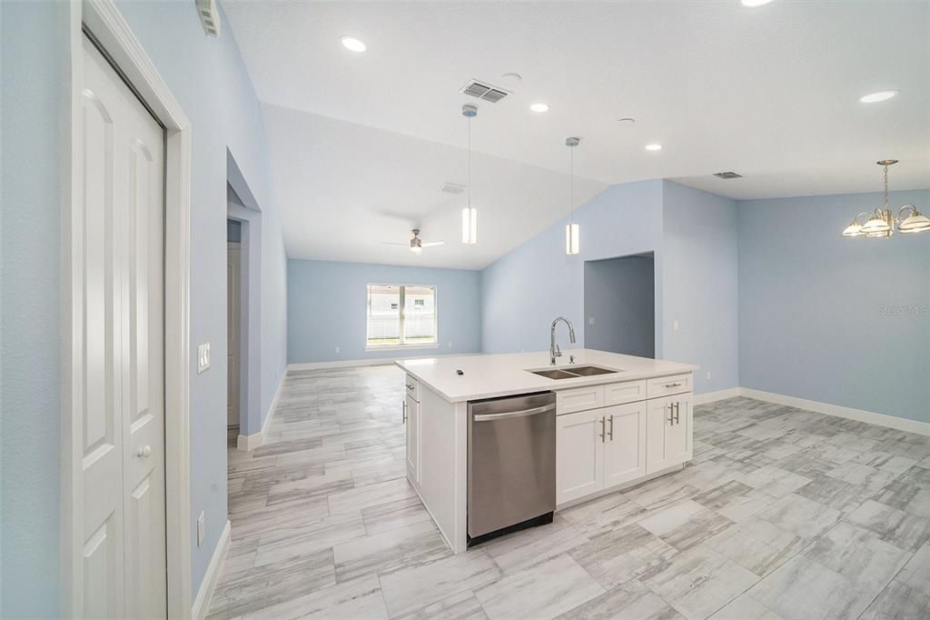 На продажу: $549,000 (4 спален, 3 ванн, 2215 Квадратных фут)