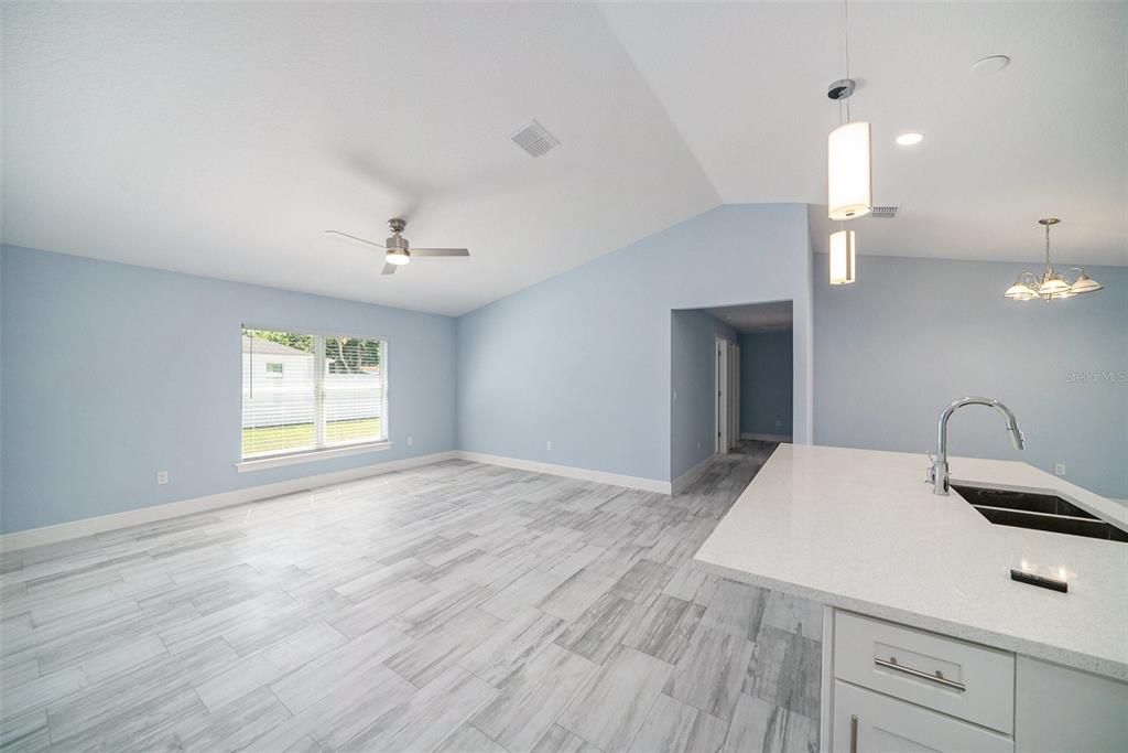 На продажу: $549,000 (4 спален, 3 ванн, 2215 Квадратных фут)