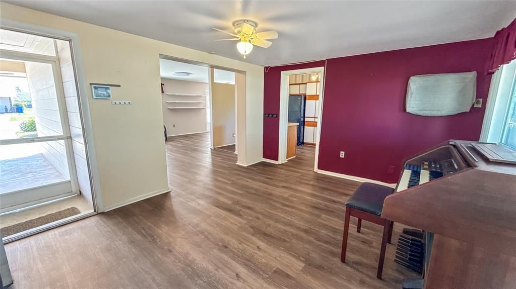 合同活跃: $180,000 (2 贝兹, 1 浴室, 1149 平方英尺)