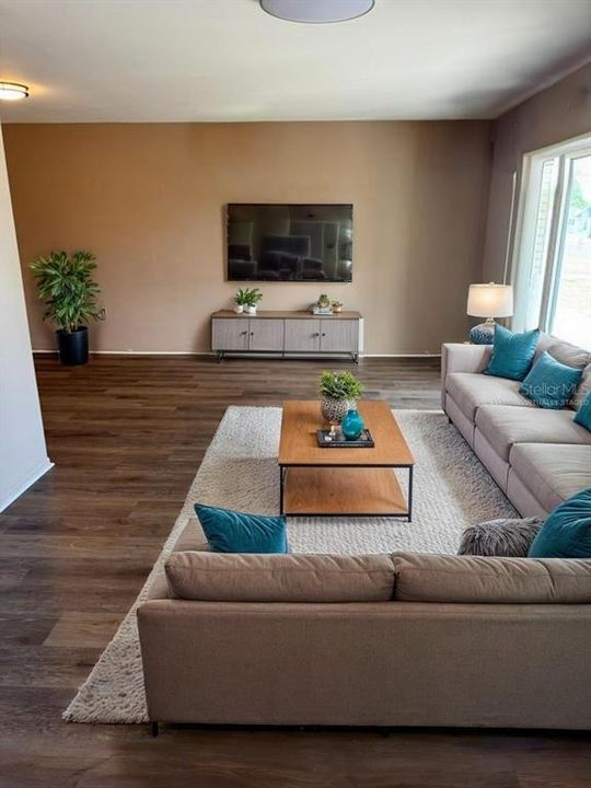 合同活跃: $180,000 (2 贝兹, 1 浴室, 1149 平方英尺)