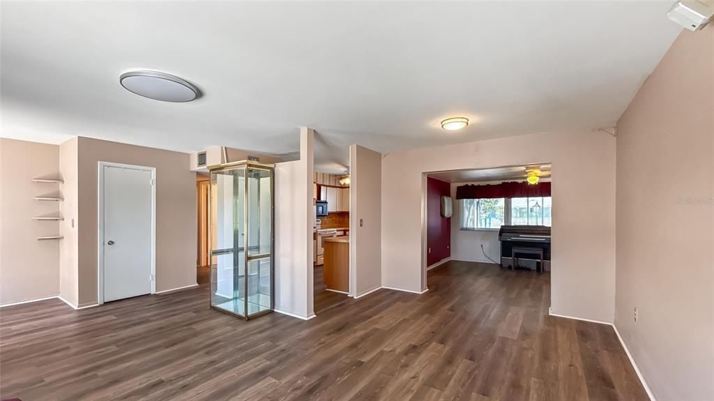 合同活跃: $180,000 (2 贝兹, 1 浴室, 1149 平方英尺)