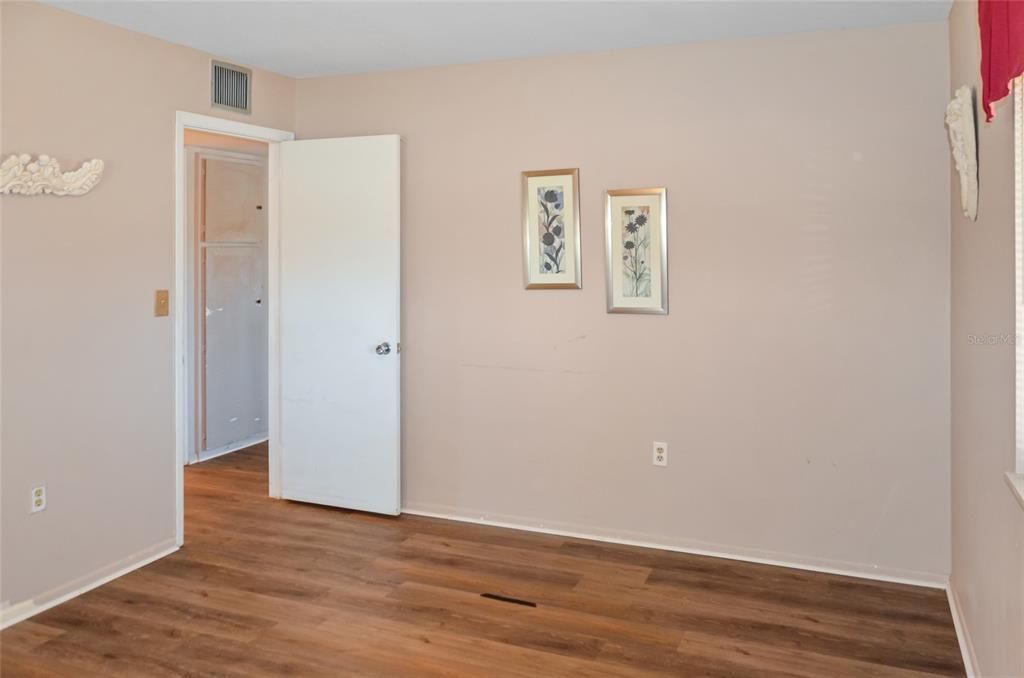 合同活跃: $180,000 (2 贝兹, 1 浴室, 1149 平方英尺)