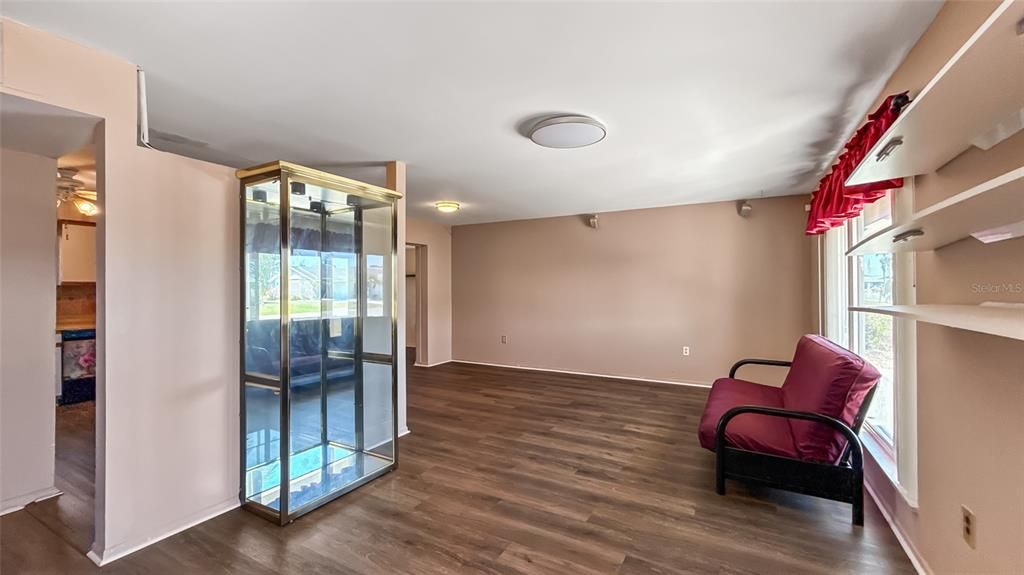 合同活跃: $180,000 (2 贝兹, 1 浴室, 1149 平方英尺)