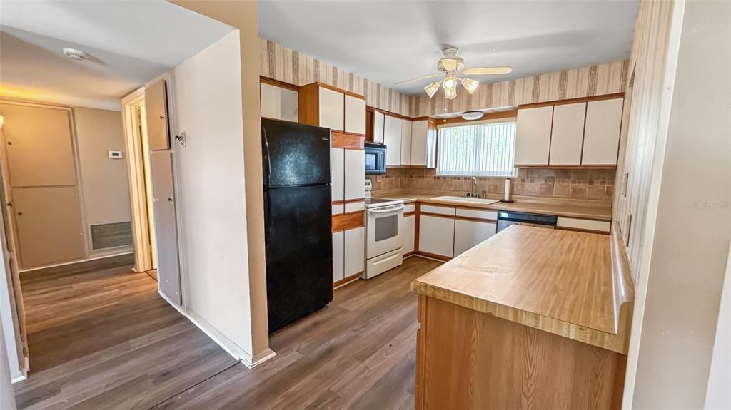 合同活跃: $180,000 (2 贝兹, 1 浴室, 1149 平方英尺)