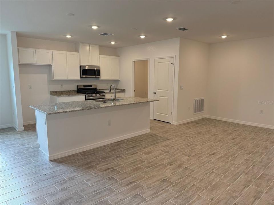 На продажу: $369,900 (4 спален, 2 ванн, 1876 Квадратных фут)