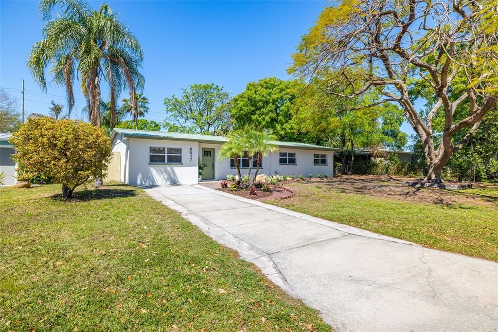 Recently Sold: $550,000 (4 beds, 2 baths, 1454 Square Feet)