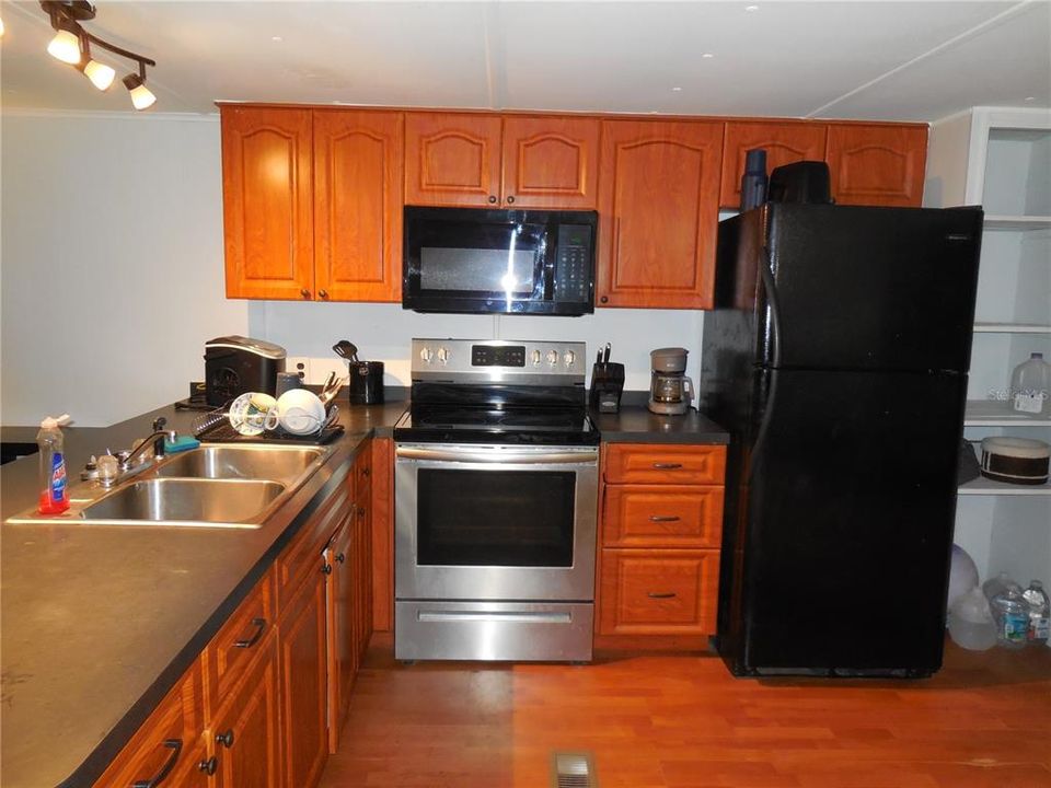 For Sale: $116,000 (3 beds, 1 baths, 976 Square Feet)
