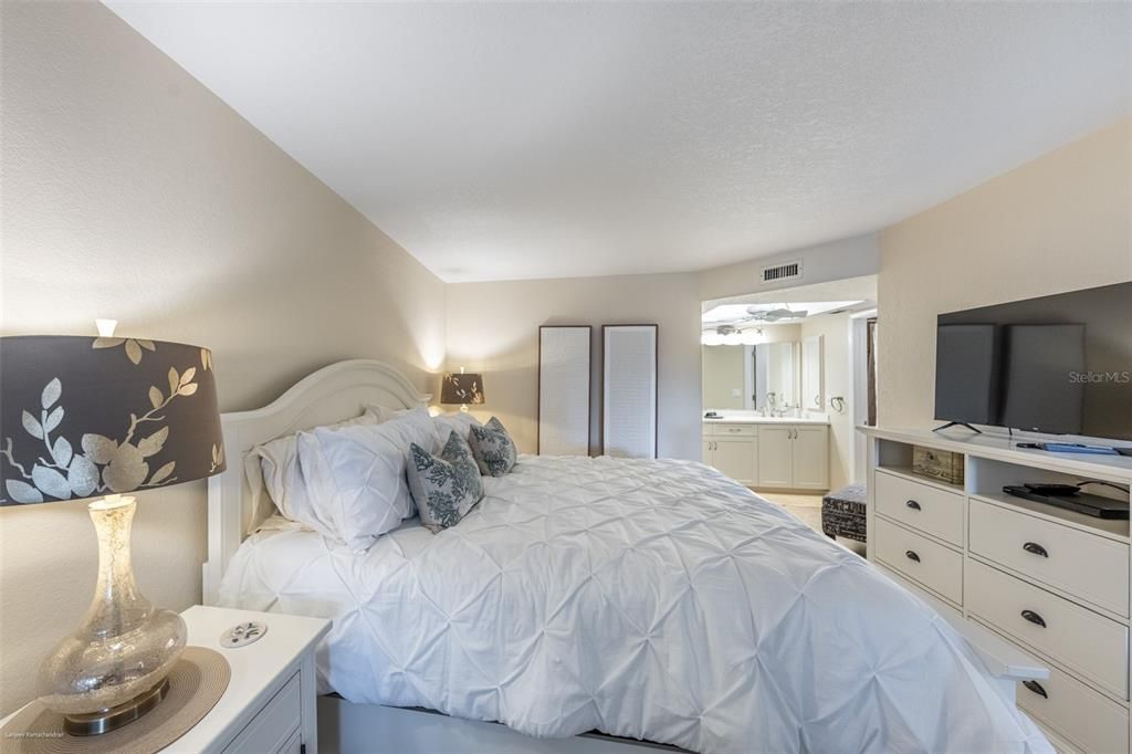 For Rent: $4,500 (2 beds, 2 baths, 1180 Square Feet)