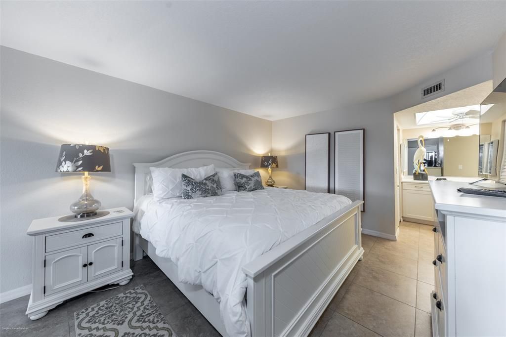 For Rent: $4,500 (2 beds, 2 baths, 1180 Square Feet)