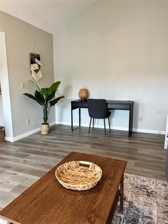 For Sale: $163,900 (1 beds, 1 baths, 734 Square Feet)