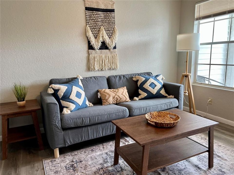 For Sale: $163,900 (1 beds, 1 baths, 734 Square Feet)