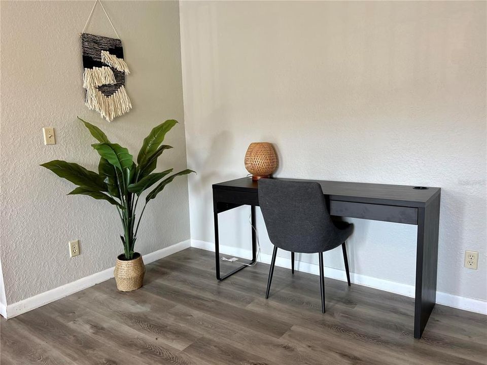 For Sale: $163,900 (1 beds, 1 baths, 734 Square Feet)