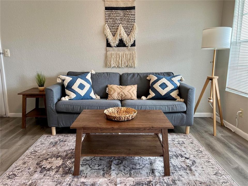 For Sale: $163,900 (1 beds, 1 baths, 734 Square Feet)