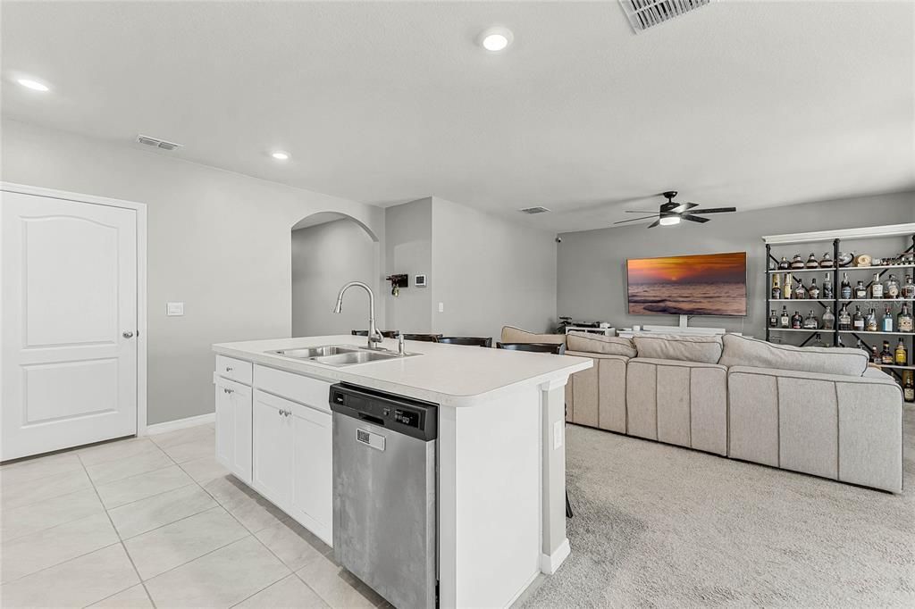 На продажу: $344,900 (3 спален, 2 ванн, 1697 Квадратных фут)