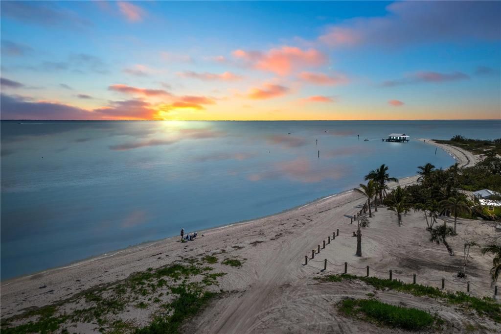 En Venta: $3,499,900 (0.85 acres)