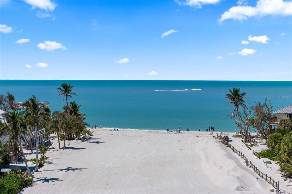 En Venta: $3,499,900 (0.85 acres)