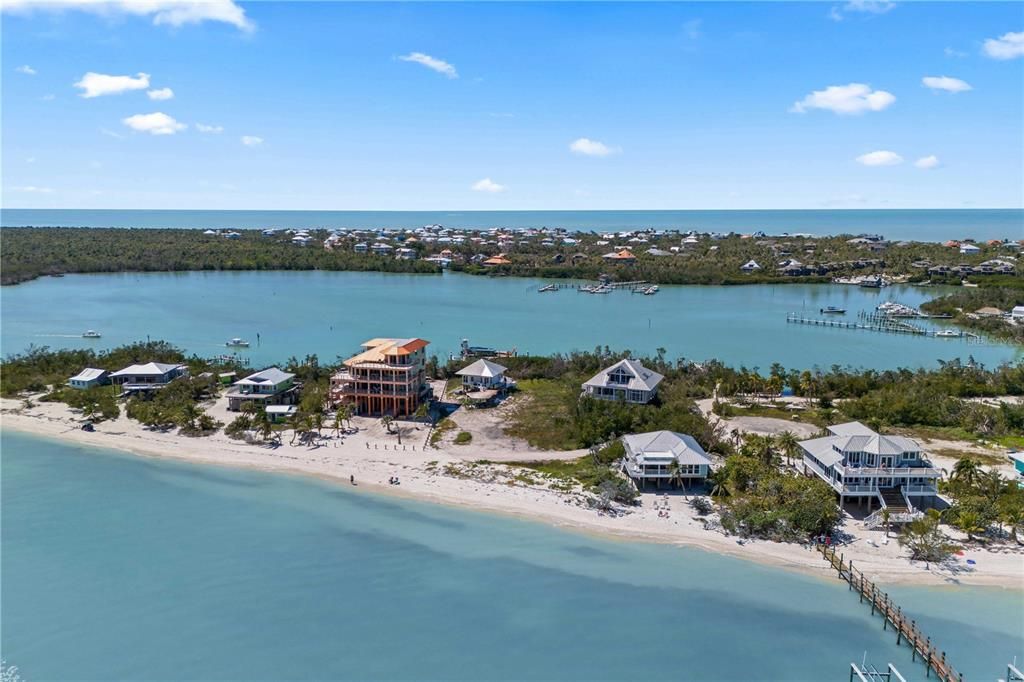 En Venta: $3,499,900 (0.85 acres)