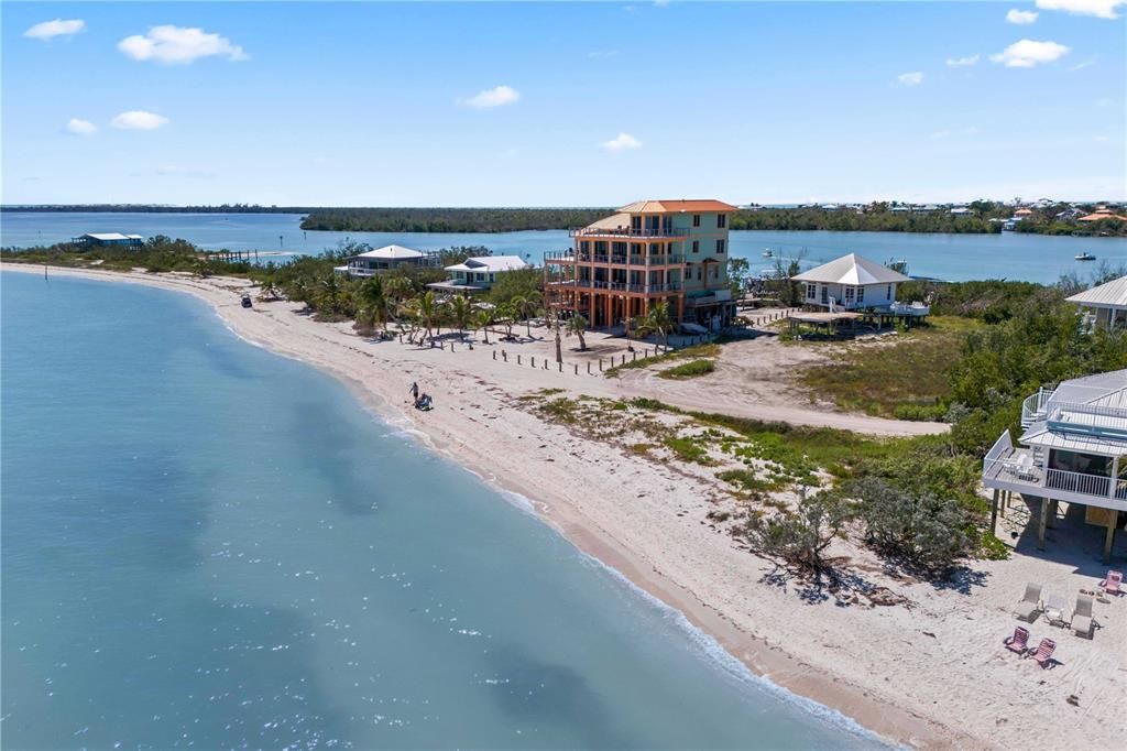 En Venta: $3,499,900 (0.85 acres)