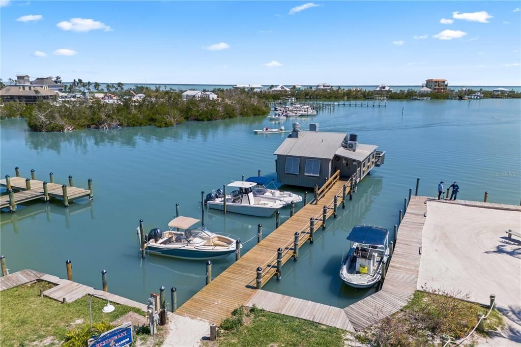 En Venta: $3,499,900 (0.85 acres)