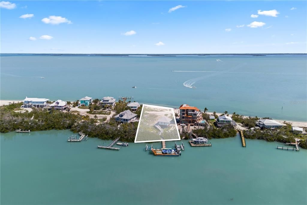 En Venta: $3,499,900 (0.85 acres)