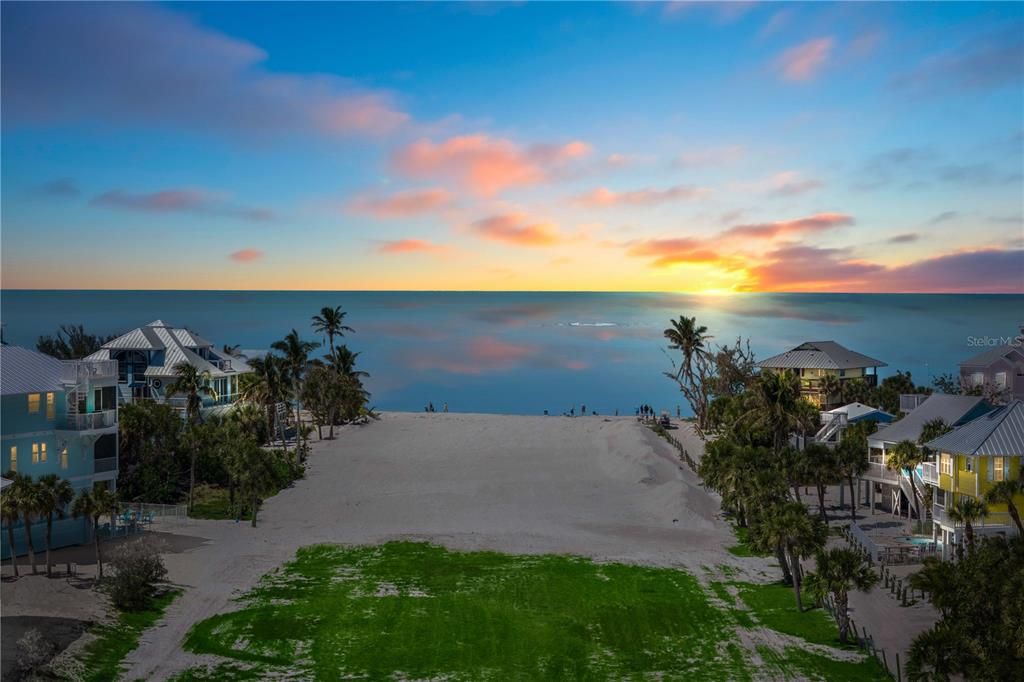 En Venta: $3,499,900 (0.85 acres)